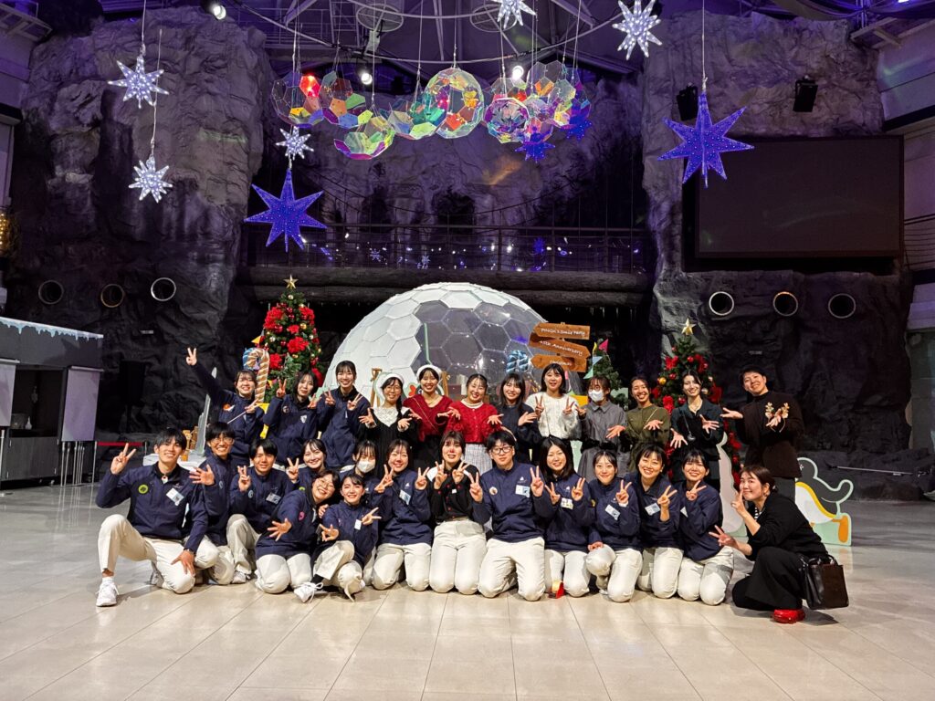 2025年アドベンチャーワールド社内クリスマスパーティ集合写真、演出家　山本知史と共に