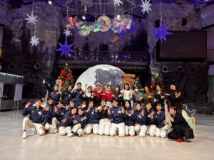 2025年アドベンチャーワールド社内クリスマスパーティ集合写真、演出家　山本知史と共に