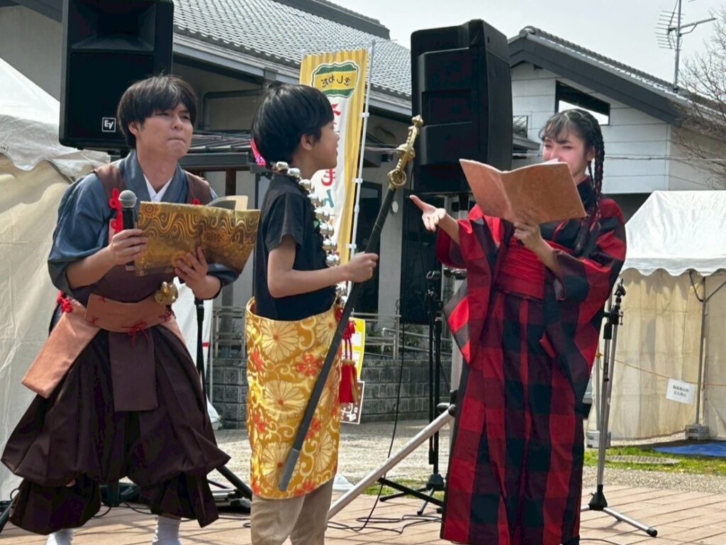 観客がイベントに参加しやすいようにサポートする演者