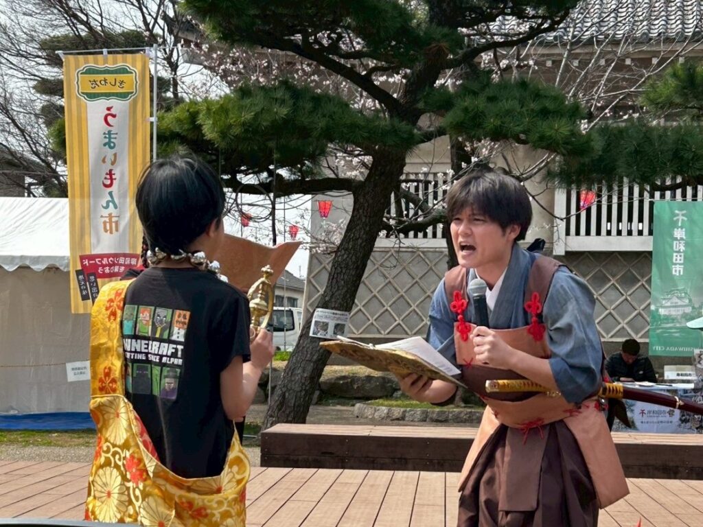 観客に協力を依頼する演者