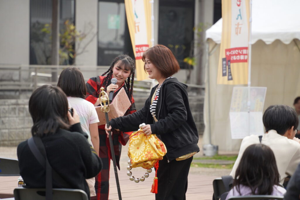 観客がイベントに参加しやすいようにサポートする演者