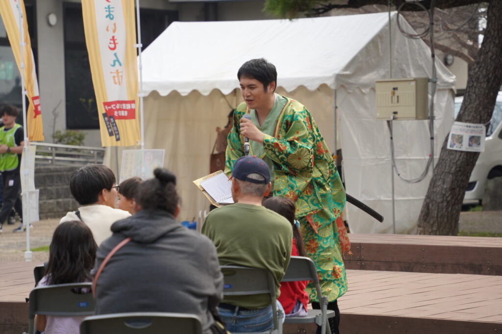 観客に協力を依頼する演者