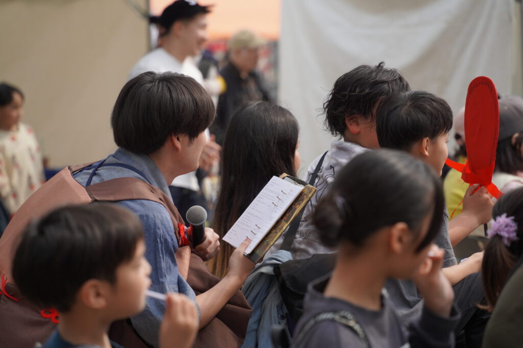 客席にまぎれる演者