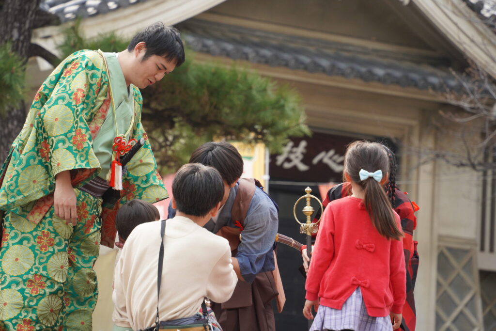 観客がイベントに参加しやすいようにサポートする演者