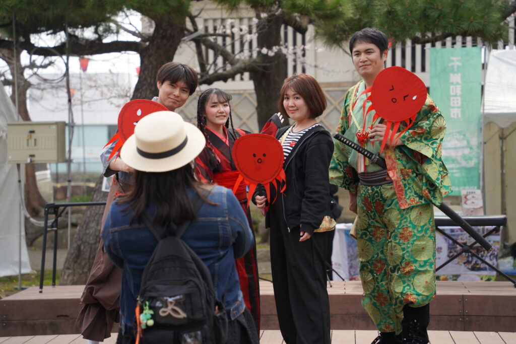 観客に写真を求められる演者スタッフ
