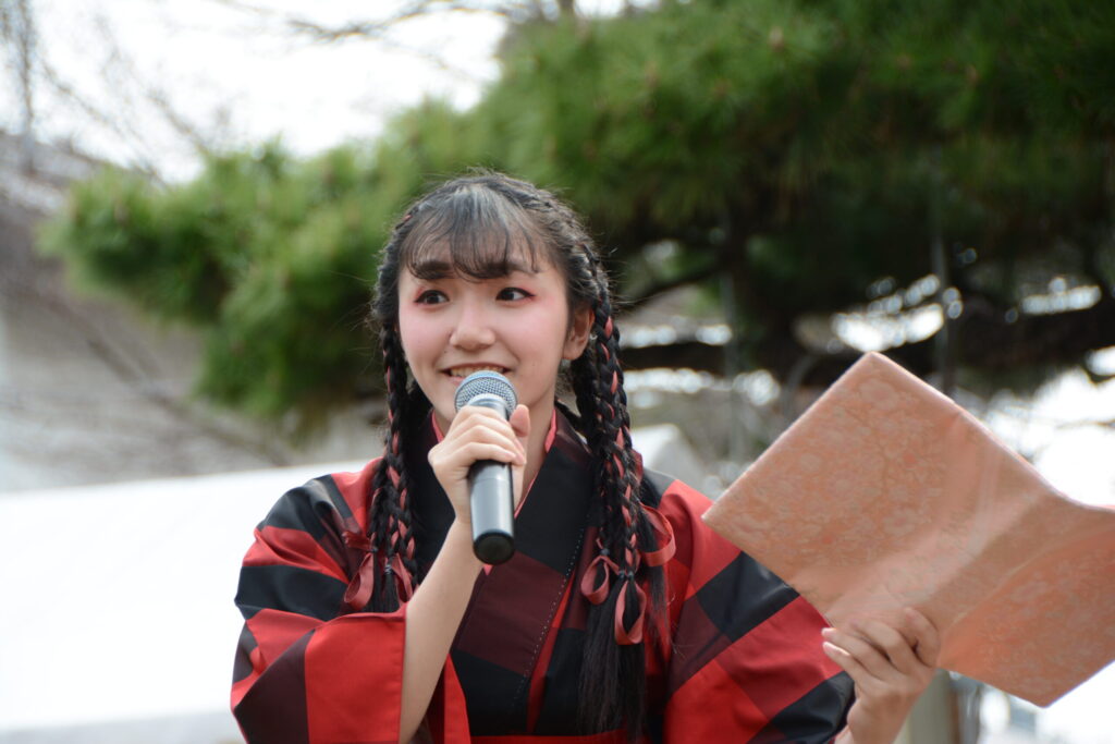 観客に話しかける演者