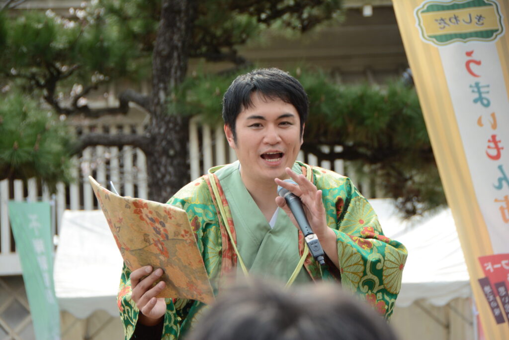 観客に話しかける演者