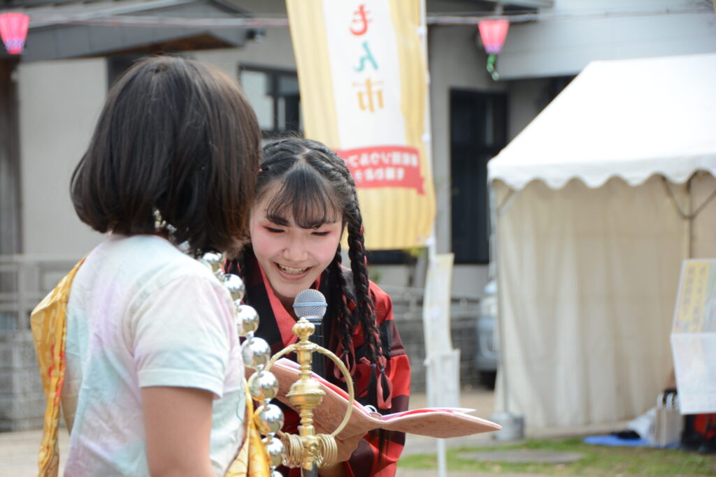 観客がイベントに参加しやすいようにサポートする演者