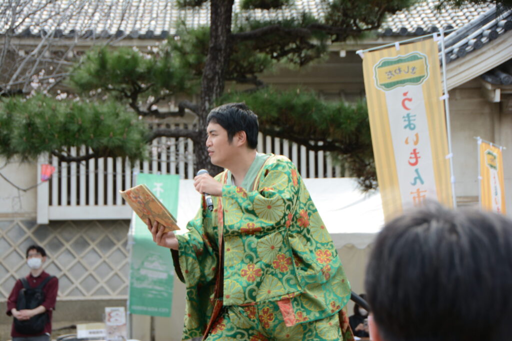 観客に話しかける演者