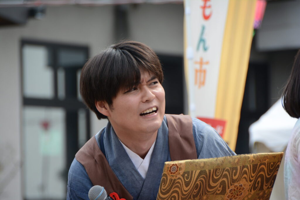 観客に話しかける演者