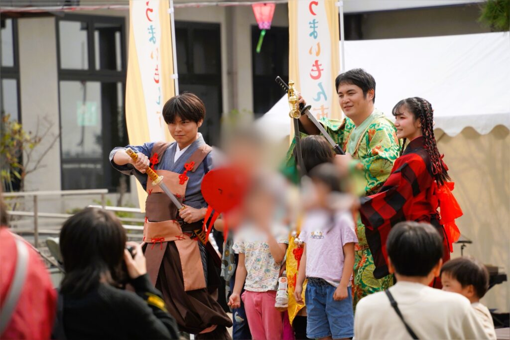 イベントで演者と記念撮影をする参加者